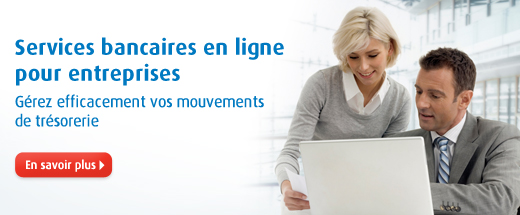 Image d'un couple devant un ordinateur et consultant un document papier