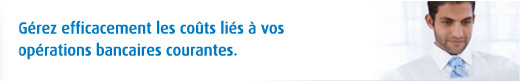 Image d'un homme lisant un document papier