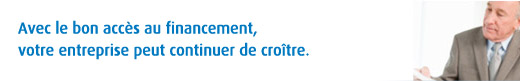 Image d'un homme lisant un document papier