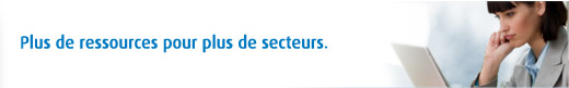Image d'une femme qui consulte son écran d'ordinateur.