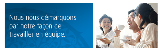 Image de trois personnes qui prennent une tasse de thé