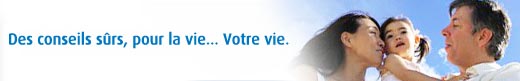 Image d'un couple de parents qui tiennent leur fille dans leurs bras