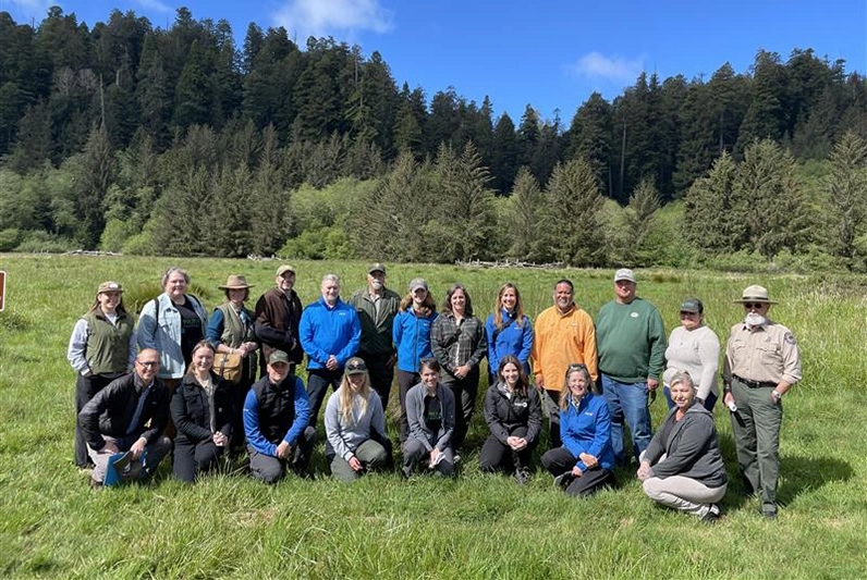 Des représentants de BMO, de Parks California, des parcs d'État de Californie et de la tribu Yurok se sont réunis dans un parc d'État situé sur la côte nord de la Californie.
