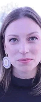 Gros plan de Sarah Midanik