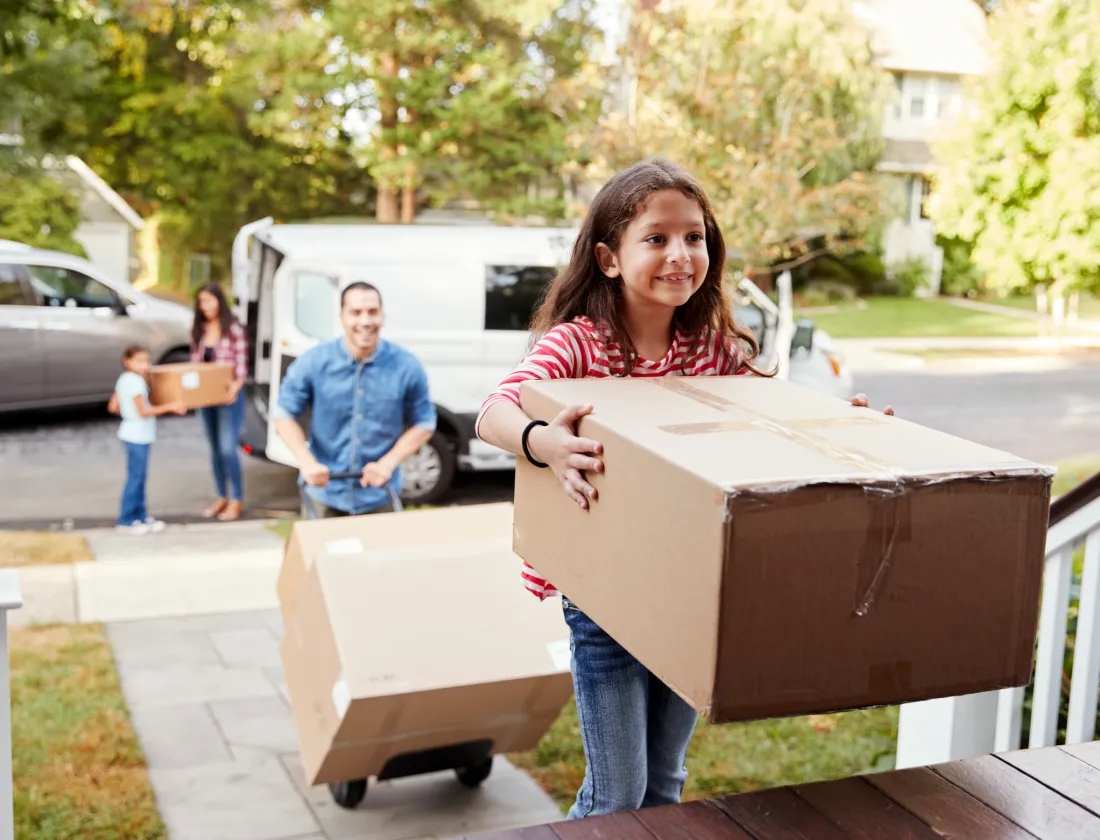 Une famille qui déménage dans une nouvelle maison