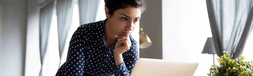 femme se demandant si la demande d'argent par courrier électronique est un cas de fraude électronique