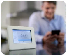 Un thermostat déposé sur un comptoir de cuisine