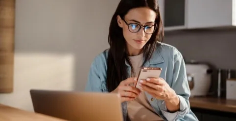 Une femme appelle sa banque pour signaler une activité inhabituelle sur son compte